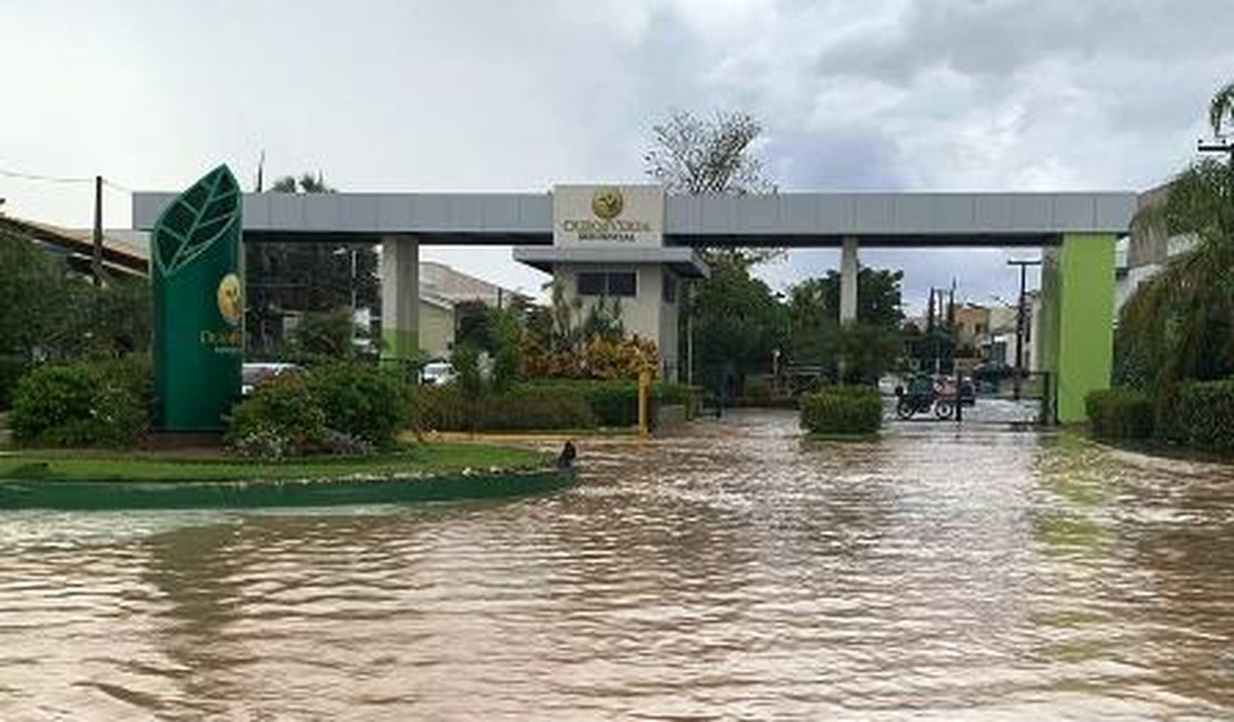 Vídeo. Fortes chuvas alagam ruas e deixam moradores ilhados em Arapiraca