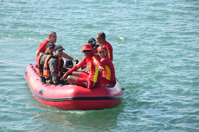 Bombeiros resgatam cinco vítimas de afogamento na Praia do Mirante da Sereia, em Maceió