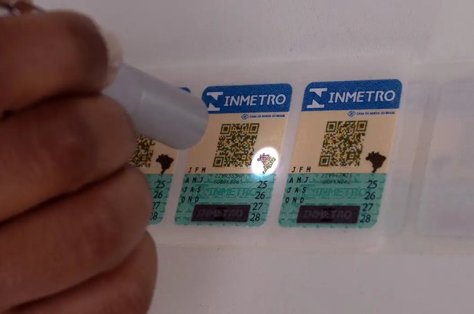 Selos antigos do Inmetro para capacete, extintor e GNV vencem em março