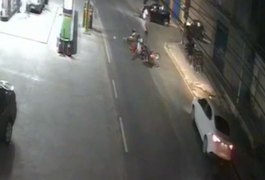 VÍDEO: Condutor entra na contramão e bate de frente com motociclista em Arapiraca
