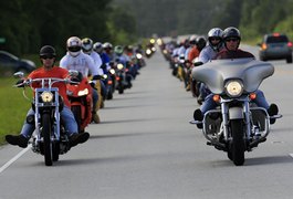 Qual é a diferença entre motoqueiro e motociclista?