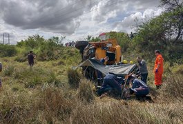 Caminhoneiro perde controle de veículo, tomba e acidente deixa feridos na AL-220