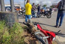 Motociclista não consegue frear a tempo e atinge carro em Arapiraca