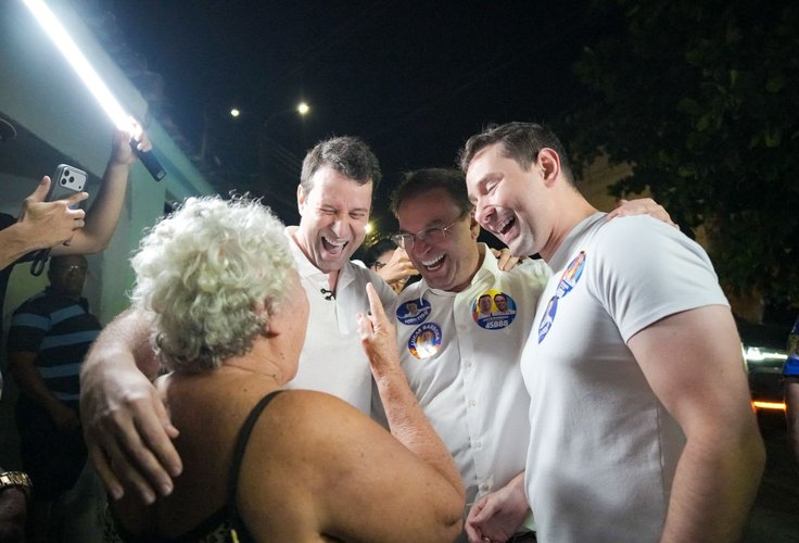 Daniel, Lucas e Luciano arrastam multidão pelas ruas do Manoel Teles
