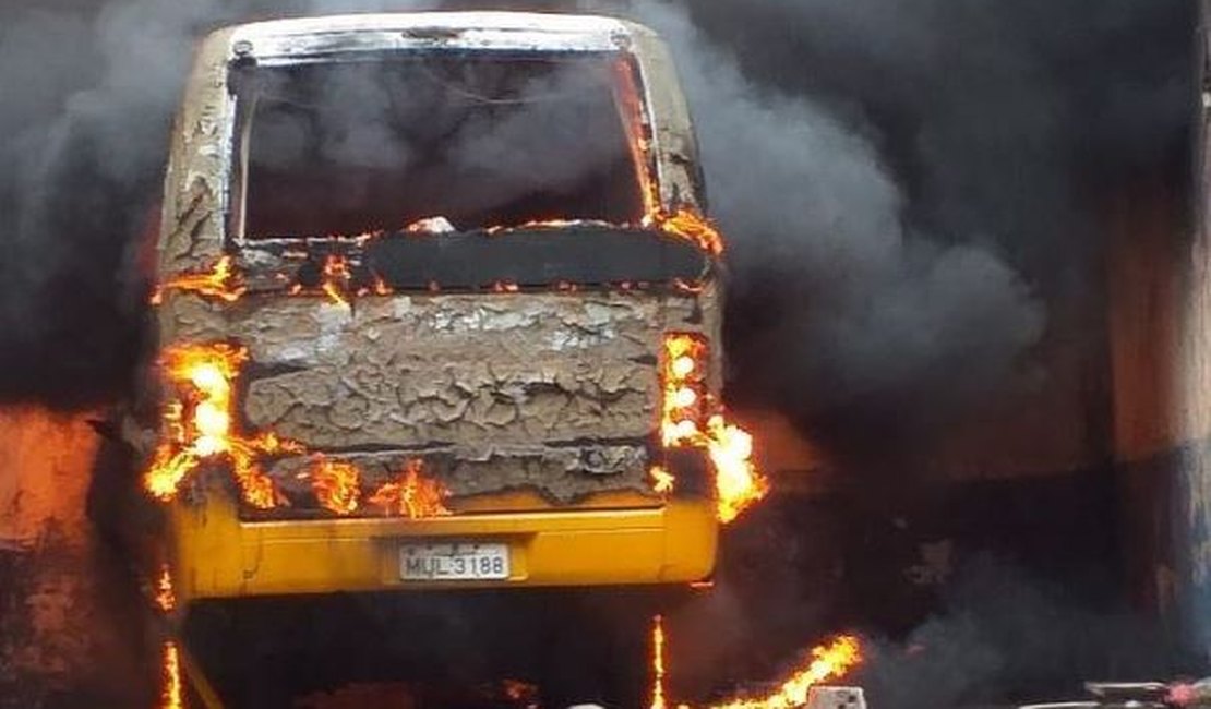 Vídeo. Ônibus escolar pega fogo dentro de garagem municipal, no interior alagoano