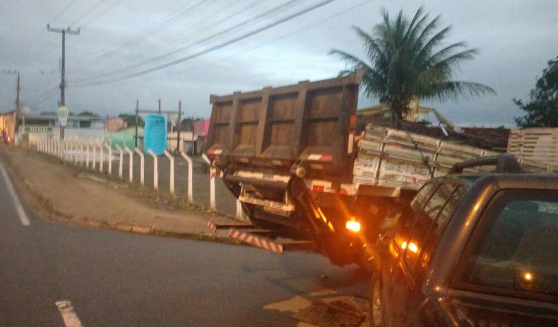 Colisão entre veículos deixa trânsito lento na AL 220