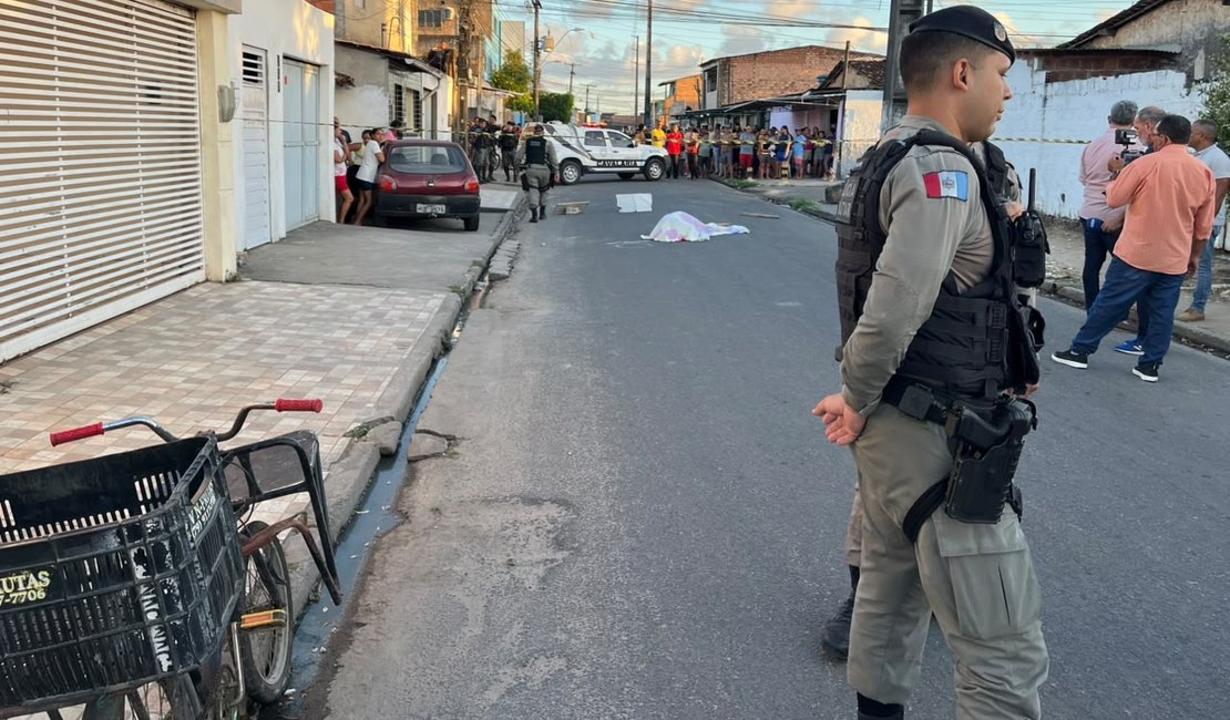 Homem de 31 anos é executado com vários tiros na porta de barbearia, em Maceió