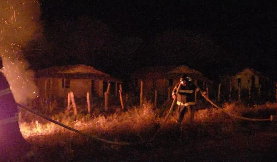 Fogo em vegetação próxima a residências assusta moradores de Penedo