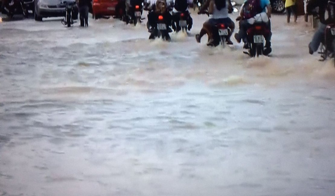Riacho do Silva transborda e trânsito fica congestionado em Bebedouro, Maceió