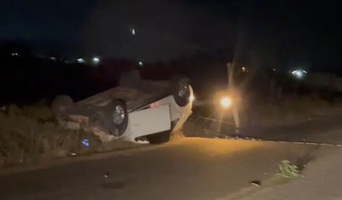 Carro capota e fica com rodas viradas para cima às margens de estrada, em Craíbas