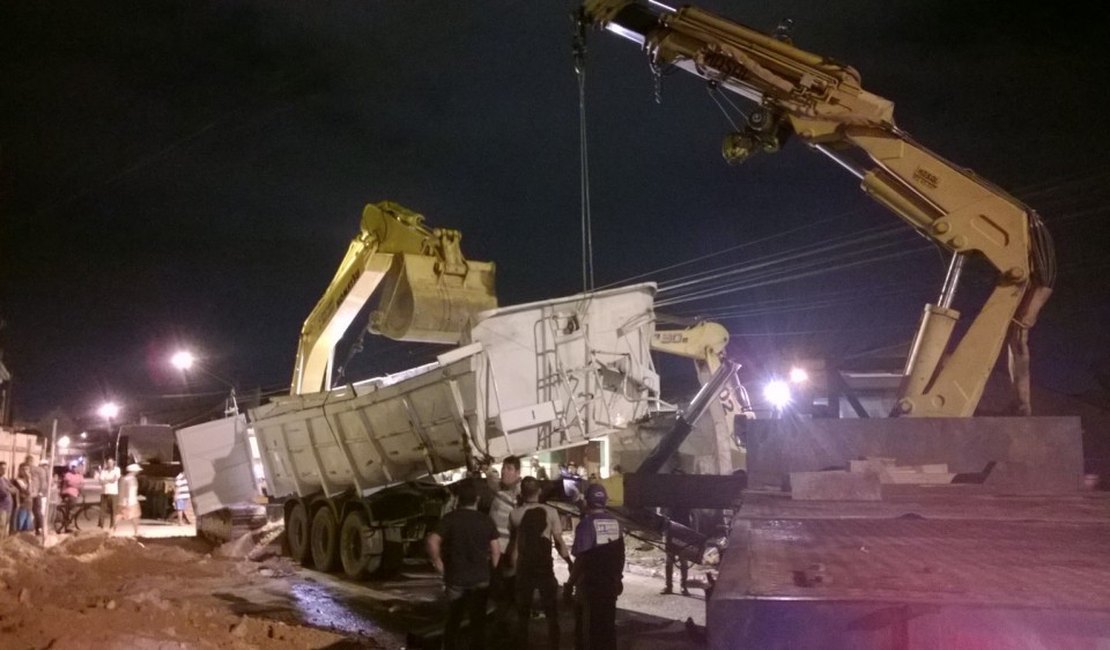 Caçamba carregada com barro quebra e interdita via pública em Arapiraca