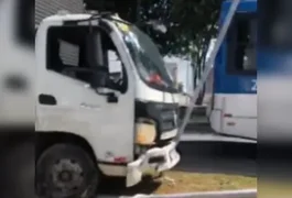 Caminhão atinge poste na Avenida Fernandes Lima e provoca transtornos no trânsito