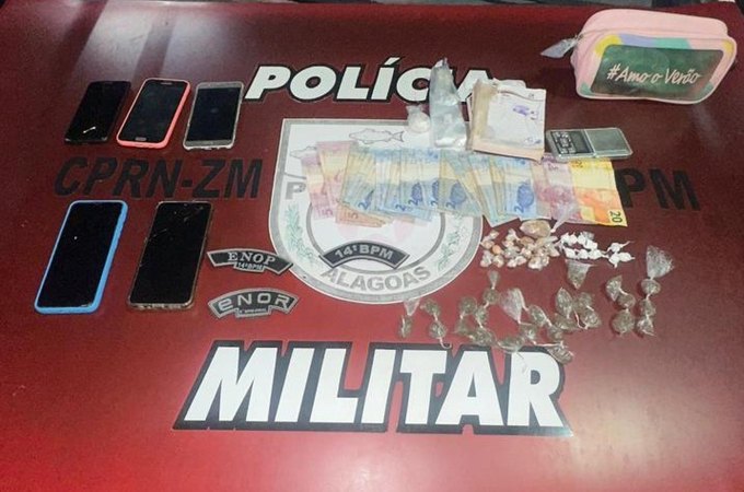 PM apreende armas de fogo e drogas em Arapiraca e Joaquim Gomes