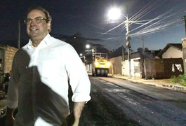 Dia e noite, prefeito Luciano acompanha pavimentação asfáltica no Brisa do Lago