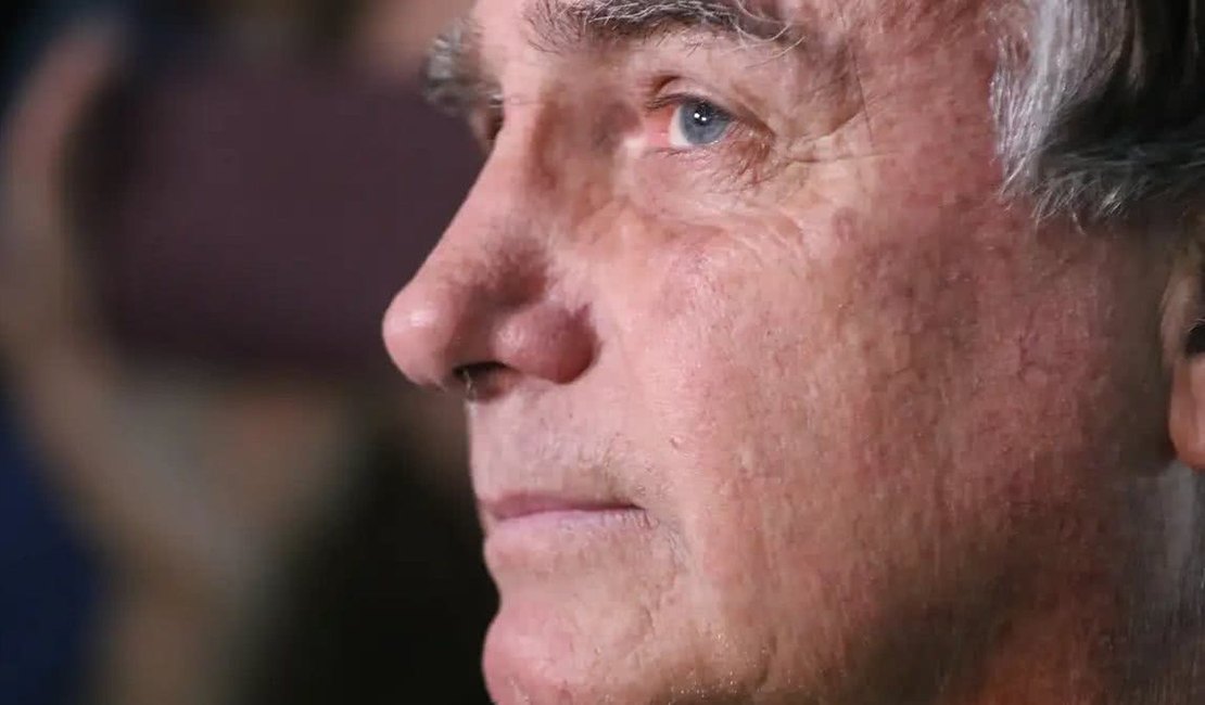 Defesa de Bolsonaro reitera pedido por cirurgia e prisão domiciliar