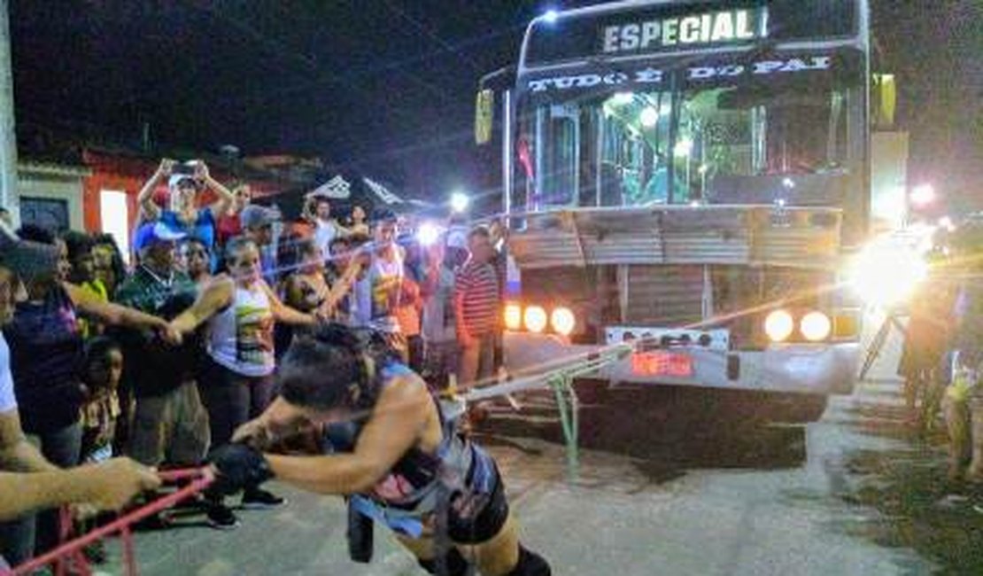 Mulher mais forte de Alagoas irá puxar ônibus de 12 toneladas em novo desafio