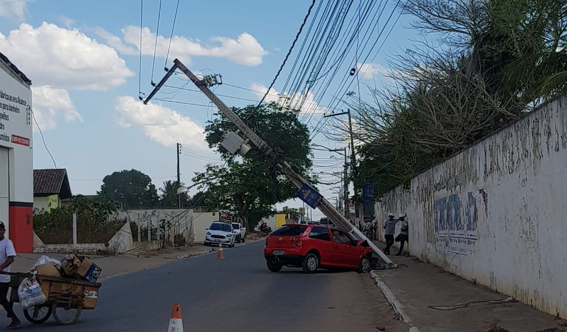 Motorista perde controle de carro e bate em poste com fios de alta tensão no bairro Guaribas, em Arapiraca