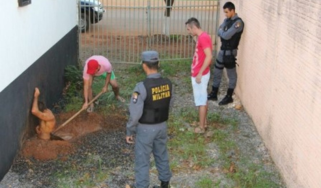 VÍDEO. Suspeito de estuprar própria tia fica entalado em bueiro ao tentar fuga