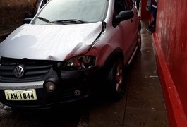 Motorista perde controle de carro e bate em muro de escola