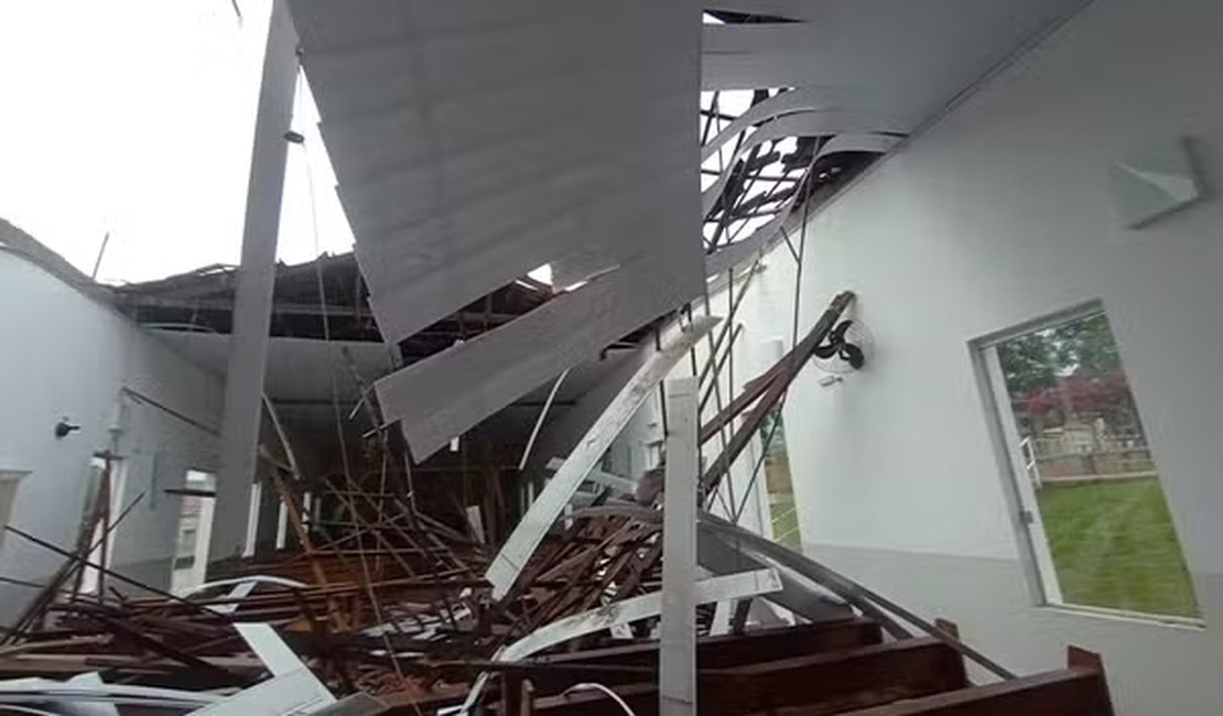 Telhado de igreja desaba durante celebração de primeira eucaristia e ao menos 80 pessoas ficam feridas em MG