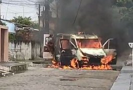 Ambulância de empresa privada pega fogo e explode, na parte alta de Maceió