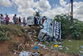 Vídeo. Carro de Som com propaganda eleitoral tomba em Arapiraca