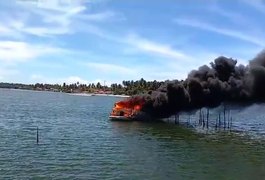 Lancha pega fogo na Massagueira e vídeos caem nas redes sociais