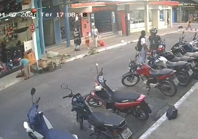 Casal é flagrado furtando capacete no Centro de Arapiraca