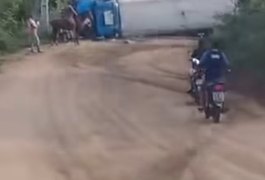 Caminhão-pipa tomba em estrada vicinal de Pão de Açúcar; motorista fica ferido