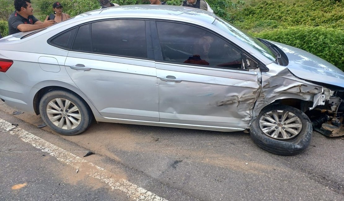 Acidente entre carro e caminhão deixa um ferido na AL 101
