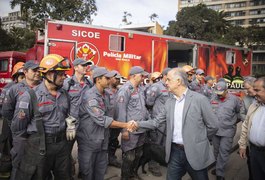 Após 13 dias, Bombeiros encerram buscas em prédio que desabou e são homenageados