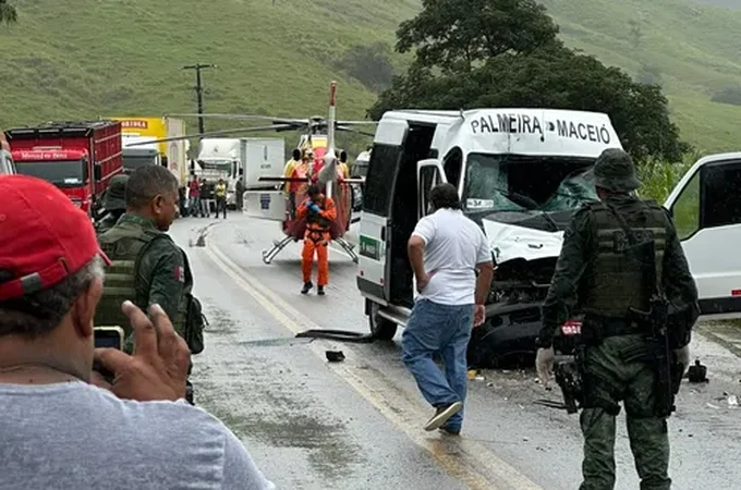 Colisão entre van e caminhão deixa 11 feridos na BR-316, em Atalaia