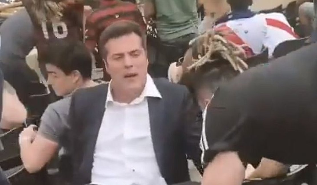 Vídeo. Ex-goleiro Júlio César desmaia após gol da vitória de Flamengo na Libertadores