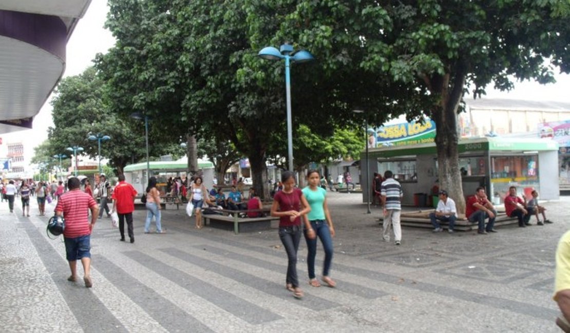 Morador de rua é agredido em praça pública de Arapiraca