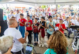 Polícia Militar leva música e diversão a crianças na orla de Maceió