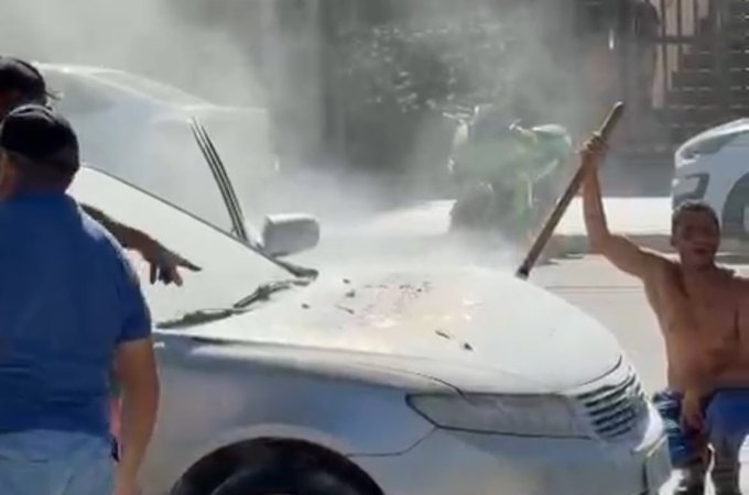 Veículo pega fogo na praia de Pajuçara, em Maceió
