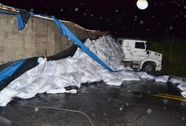 Carreta carregada com açúcar capota e tem carga saqueada em São Miguel dos Campos