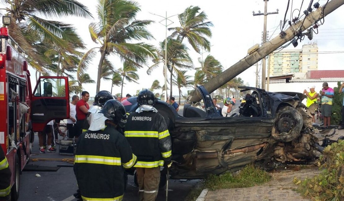 Veículos colidem em postes e deixam quatro pessoas feridas em Maceió