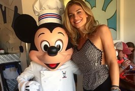 Grazi Massafera Curte férias na Disney e posa radiante ao lado de Pateta e Mickey