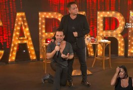 De joelhos, Eduardo Costa pede desculpas por brigas sobre política em live com Leonardo