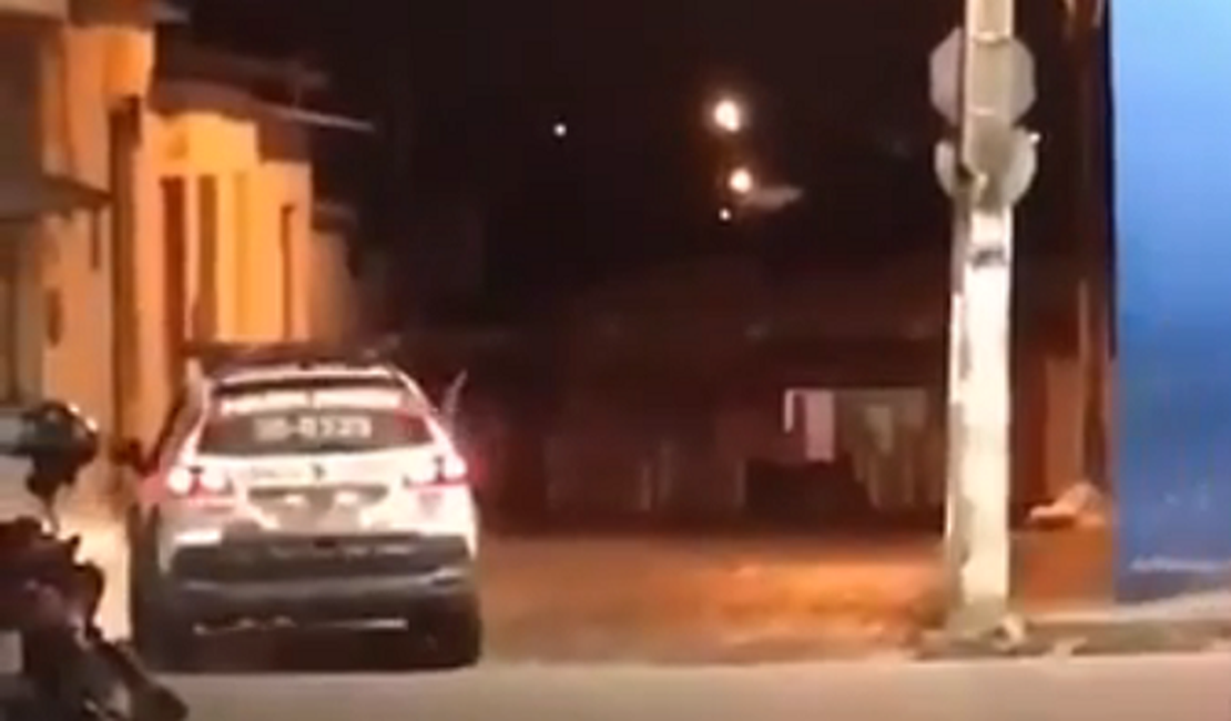VÍDEO. Policiais perseguem suspeito de assalto no bairro Cacimbas, em Arapiraca