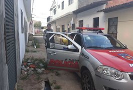 Mulher é denunciada ao Conselho Tutelar após abandonar filhos em casa