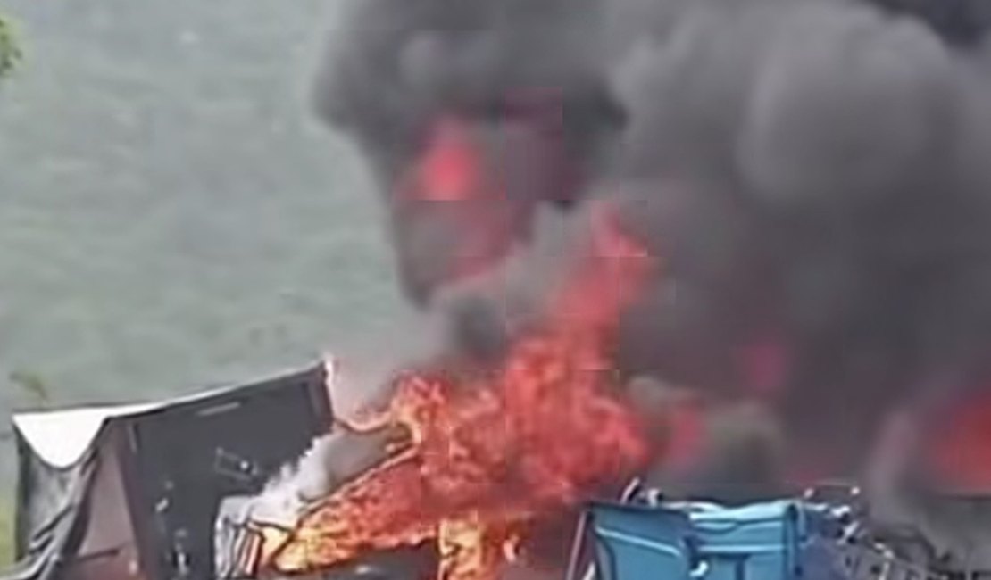 Carreta tomba, pega fogo e interdita totalmente trecho da BR-101 em Joaquim Gomes