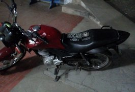 Vítimas reagem a assalto e bandidos fogem deixando moto roubada no local