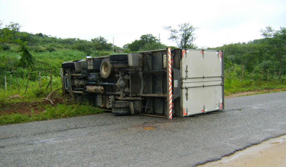 Caminhão tomba na AL-487 em Traipu