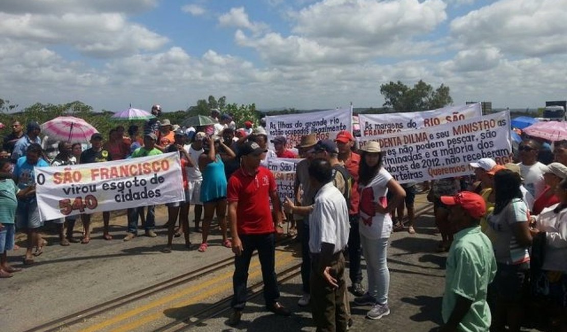 Ribeirinhos interditam a ponte de Propriá no dia de aniversário do Rio São Francisco