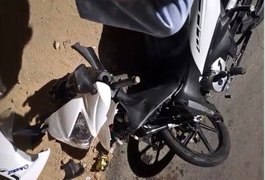 Batida entre carro e moto deixa mulher ferida na Av. Muniz Falcão, em Arapiraca