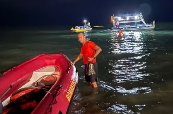 Grupo de pessoas é resgatado após naufrágio de embarcação no mar da Ponta Verde