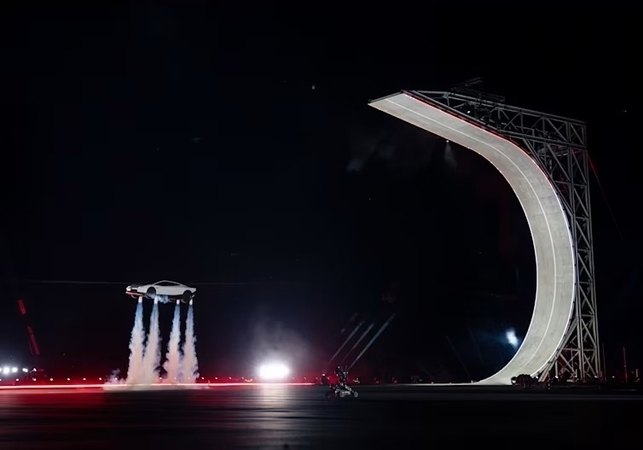 VÍDEO. Tesla Roadster: novo carro de Musk é capaz de voar e promete 100 km/h em 1s