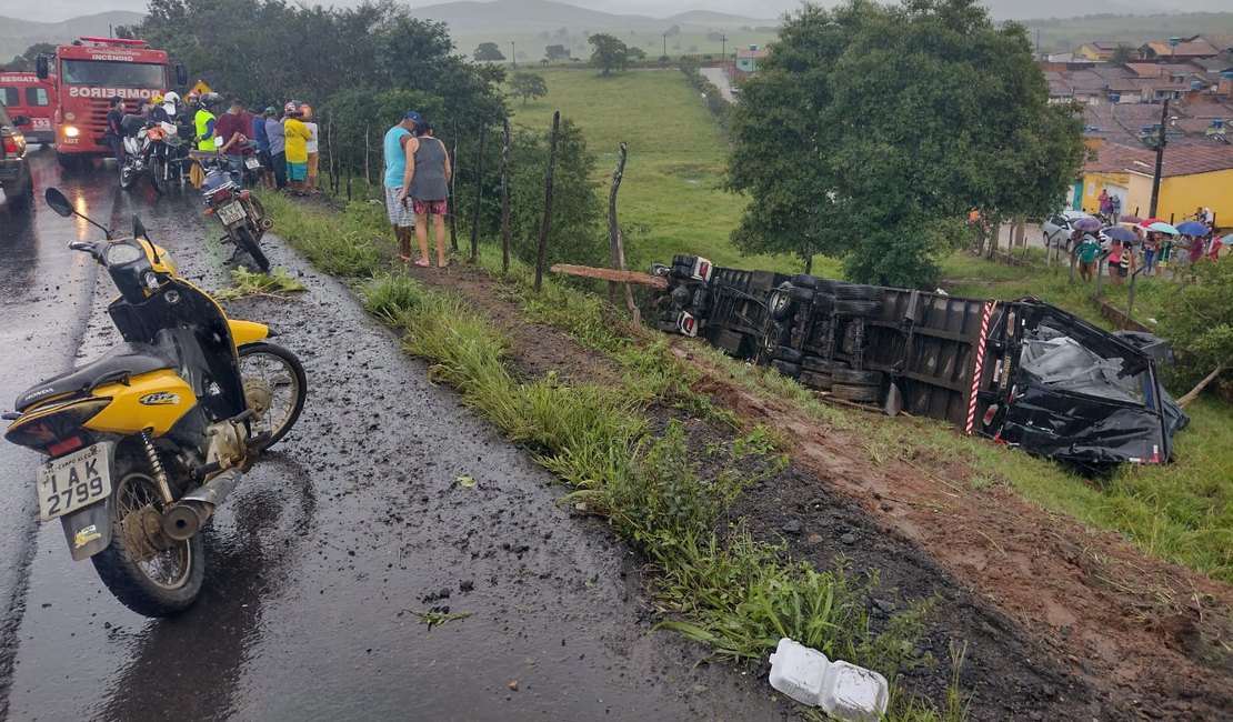 VÍDEO. Carreta cai em ribanceira na AL-110, em Taquarana, e motorista sofre escoriações